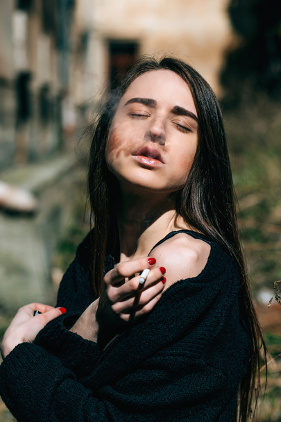 Portrét sexy brutální bederní dívka s cigaretou. Žena dívka kouření - Fotografie, Obrázek