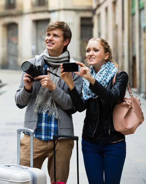 Couple sightseeing and taking pictures  - Foto, Imagen