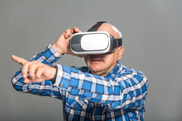 Old man in virtual reality glasses have fun - Foto, imagen