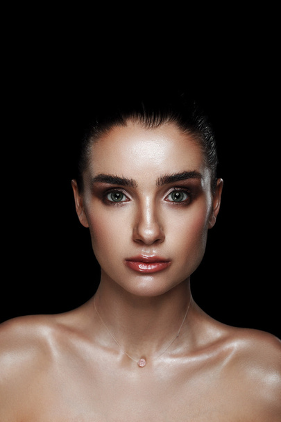 Beauty Portrait of Pretty Woman with Strobing Makeup. Wet Body E - Fotó, kép