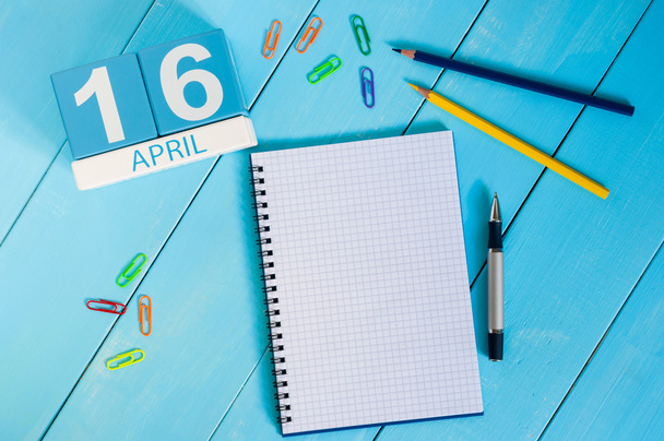 16. April. Bild des Holzkalenders vom 16. April auf weißem Hintergrund. Monatsende. Frühlingstag, leerer Raum für Text - Foto, Bild
