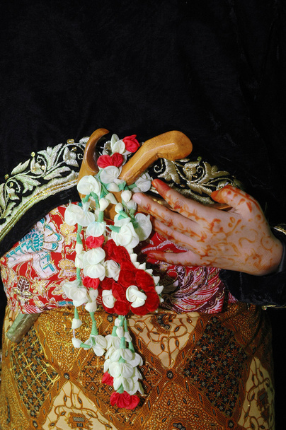 keris είναι παραδοσιακά όπλα του Ιαβανέζικα Ινδονησία κρυφτούν πίσω από τη μέση ενός ανθρώπου - Φωτογραφία, εικόνα