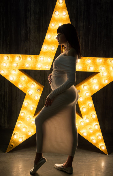 Piękna kobieta w ciąży przed świecące gwiazdy. - Zdjęcie, obraz