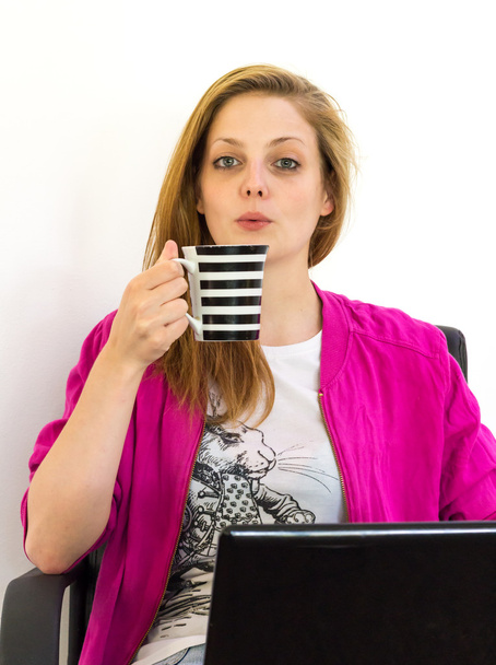 Příležitostné mladé ženy přestávku na kávu  - Fotografie, Obrázek