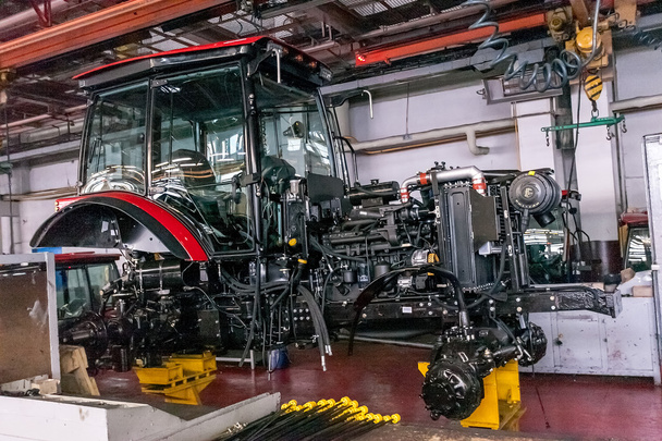 etapa de montaje del transportador el cuerpo del tractor en fábrica
 - Foto, Imagen