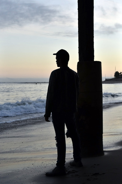 homem com vista para o oceano
 - Foto, Imagem