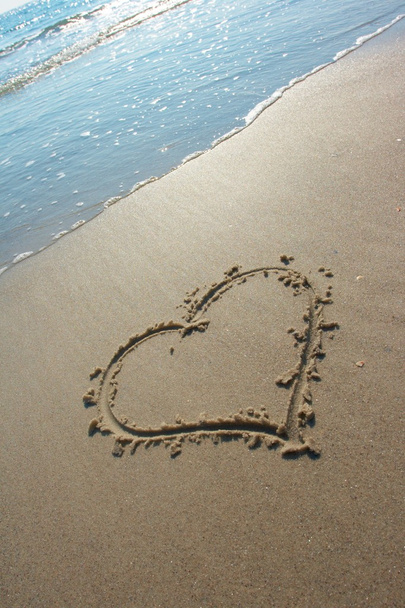 Herz auf Sand gezeichnet, Meeresküste - Foto, Bild