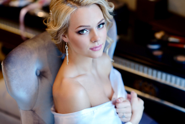 Bride in dressing gown with bridal makeup - Foto, imagen