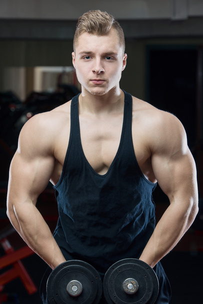 Muscular man posing - Foto, Bild
