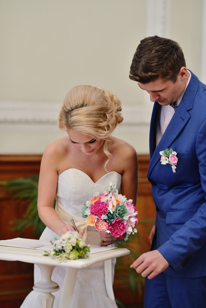 sposa e sposo registrazione matrimonio
 - Foto, immagini