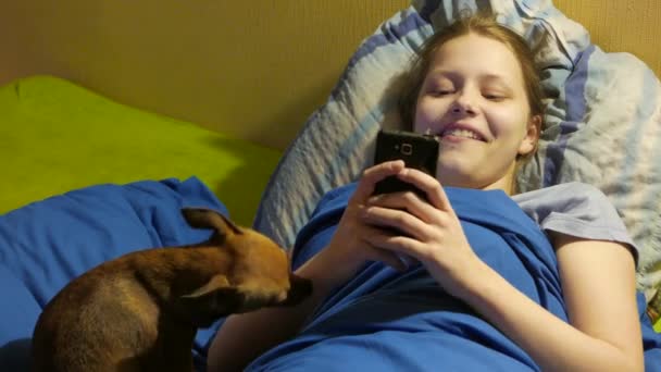 Young woman typing on smartphone, 4K UHD - Felvétel, videó