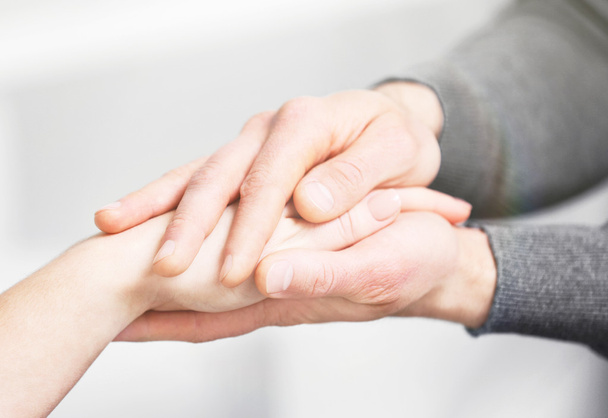 мужчина и женщина держатся за руки  - Фото, изображение
