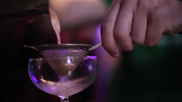 bartender making a cocktail at the bar - Video, Çekim