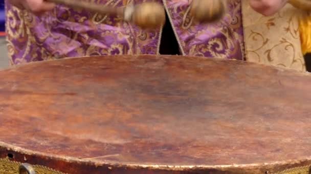 Ancient Cossack Drums in Slow Motion. Primer plano Shot
. - Metraje, vídeo