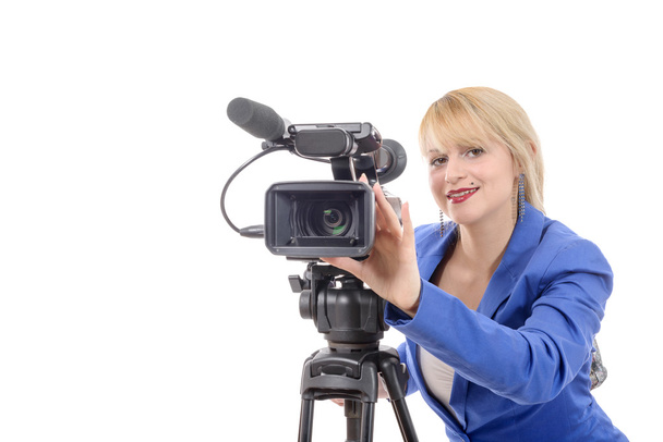 όμορφη νεαρή γυναίκα με μια επαγγελματική βιντεοκάμερα και headp - Φωτογραφία, εικόνα
