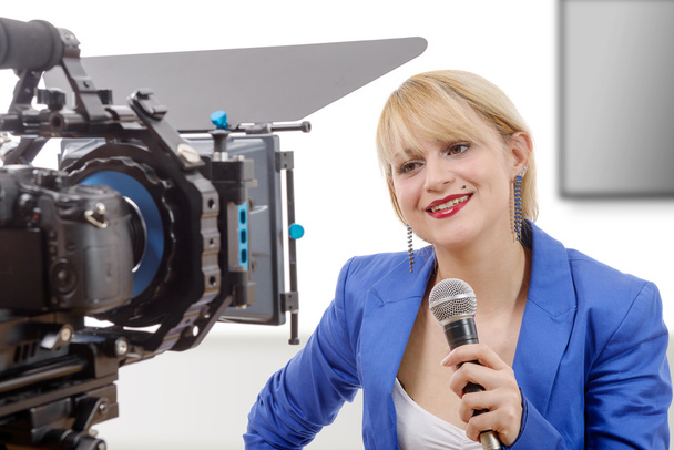 Porträt der eleganten blonden Fernsehjournalistin - Foto, Bild