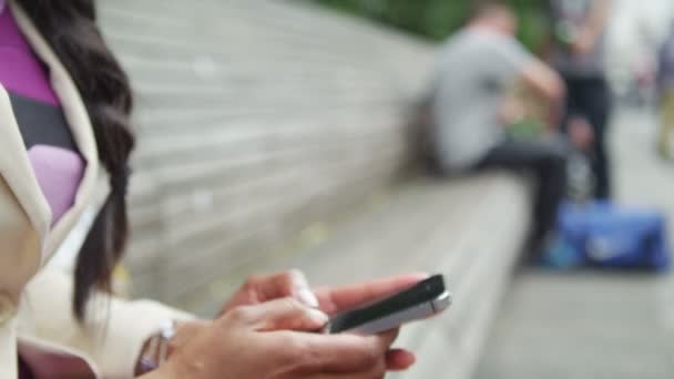 woman texting on mobile phone  - Záběry, video