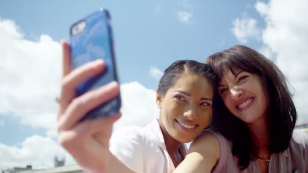 kamarádky pózuje pro selfie venku - Záběry, video