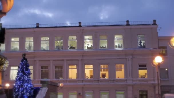 Φώτα στα windows, στην καρδιά της Οδησσού στο λυκόφως - Πλάνα, βίντεο