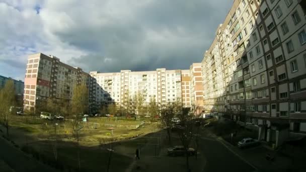 Nubes moviéndose sobre los edificios de varios pisos Time Lapse
 - Imágenes, Vídeo