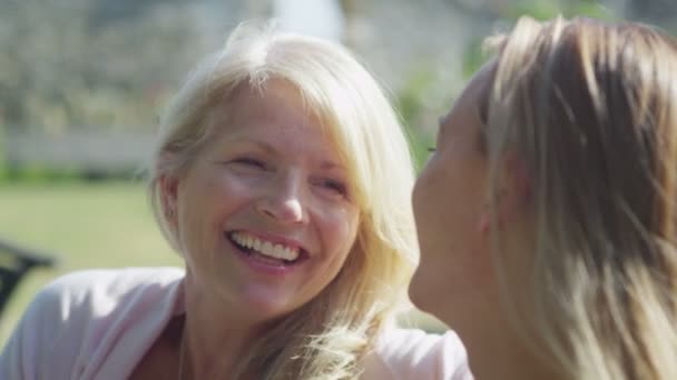 Mutter und Tochter lachen zusammen  - Filmmaterial, Video