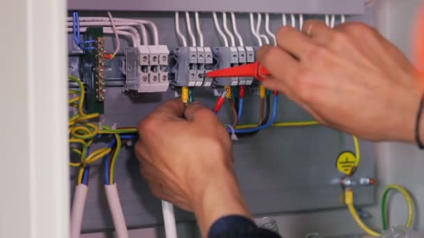 gyári munkás, elektromos vezetékek csatlakoztatása - Felvétel, videó