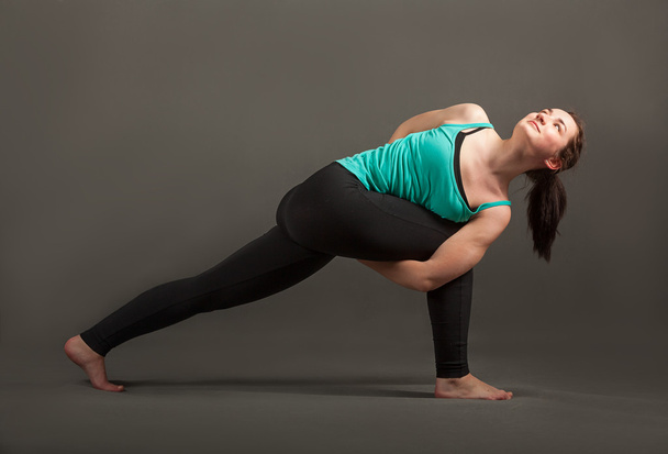 Yoga virabhadrasana yapıyor kadın - Fotoğraf, Görsel