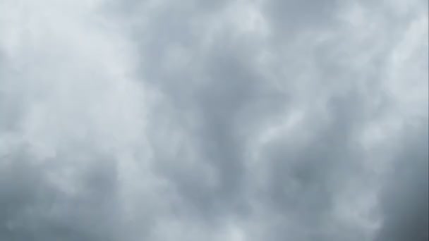 Gewitterwolken ziehen in den blauen Himmel - Filmmaterial, Video