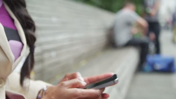 woman texting on mobile phone  - Záběry, video