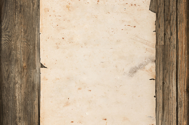 Rolo de papel velho desbotado em um fundo de madeira
 - Foto, Imagem