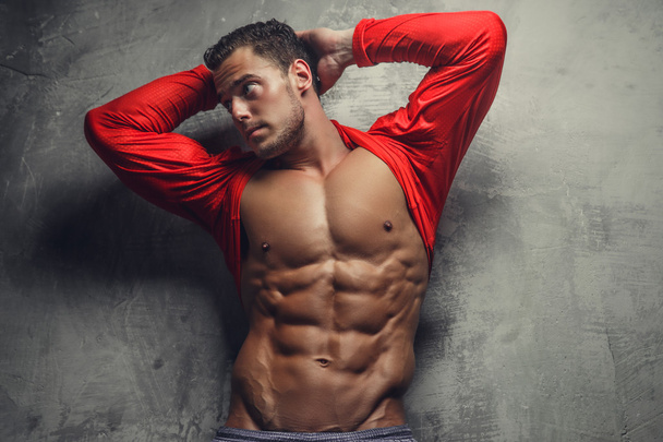 Modello bodybuilder addominale in jersey rosso
 - Foto, immagini