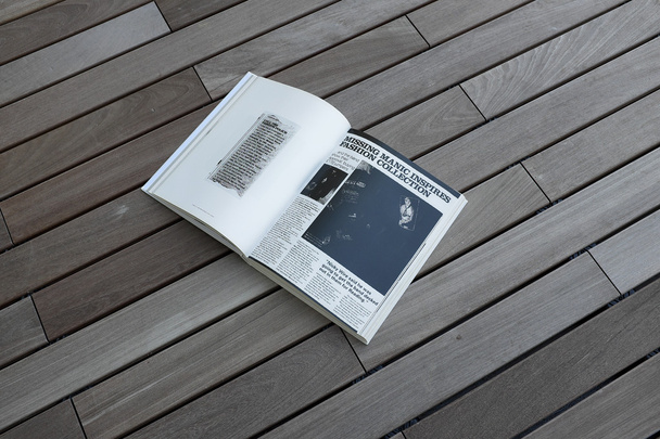Libro sobre piso de madera
 - Foto, imagen