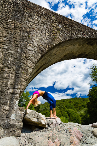 Женщина медитирует в позе йоги, сила фитнеса
 - Фото, изображение