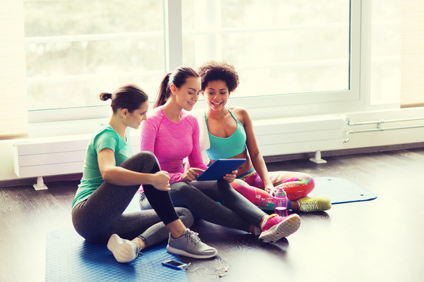 group of happy women with tablet pc in gym - Φωτογραφία, εικόνα