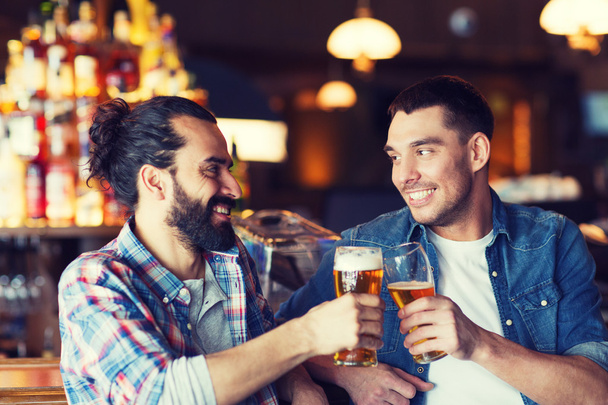 happy male friends drinking beer at bar or pub - Foto, afbeelding