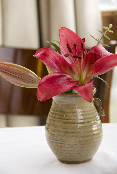 Красная Лили в керамической вазе ручной работы
 - Фото, изображение