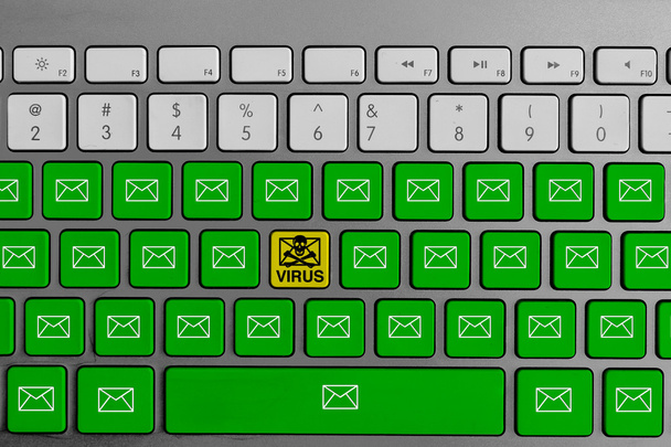 Πληκτρολόγιο υπολογιστή με κίτρινο κουμπί του ιού ηλεκτρονικού ταχυδρομείου που περιβάλλεται με πράσινα κουμπιά ηλεκτρονικού ταχυδρομείου - Φωτογραφία, εικόνα