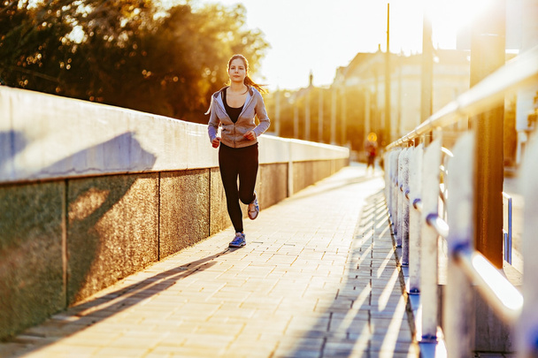 Adatto donna che fa jogging in città
 - Foto, immagini