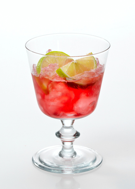 Red cold drink with ice and lime - Фото, изображение