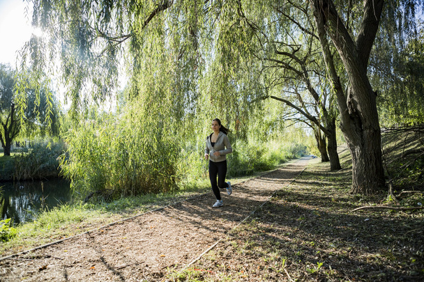 Beautiful woman jogging in park - Foto, Imagen