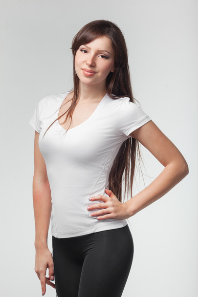 Mulher fitness em estilo desportivo em pé contra fundo branco. isolado
 - Foto, Imagem