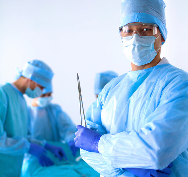 Une équipe de chirurgiens en uniforme opère un patient à la clinique de chirurgie cardiaque
 - Photo, image