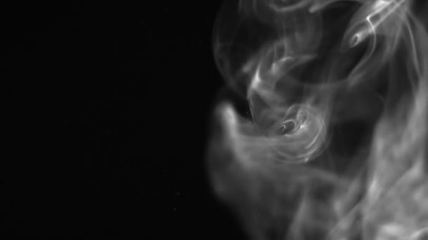 μαύρα σύννεφα και καπνός σιγά-σιγά που φέρουν ρύπανσης αερίων - Πλάνα, βίντεο