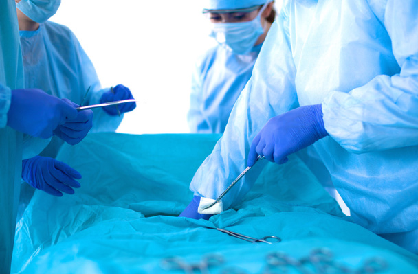 Equipe de cirurgião em uniforme realizar operação em um paciente na clínica de cirurgia cardíaca
 - Foto, Imagem