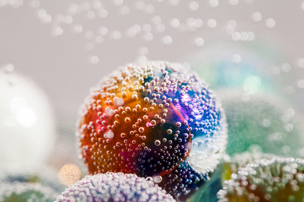 Composición submarina abstracta con bolas de vidrio de colores, burbujas y luz
 - Foto, imagen