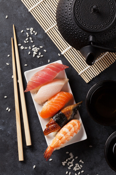 Conjunto de sushi e chá verde
 - Foto, Imagem