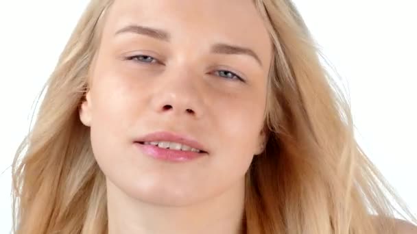 Sexy blond dziewczynka pozowanie i flirty - Materiał filmowy, wideo