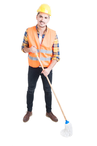 Jungbauer mit Wischmopp bereit, den Boden zu reinigen  - Foto, Bild