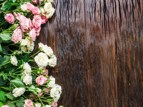 Delicate fresh roses on the wooden background.  - Foto, Imagen