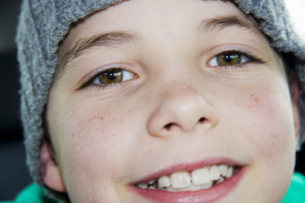 zbliżenie ładny nastolatek chłopca w kapelusz uśmiechający się - Zdjęcie, obraz